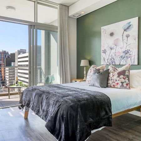 Backup-Powered Colourfull City Balcony Apartment เคปทาวน์ ภายนอก รูปภาพ