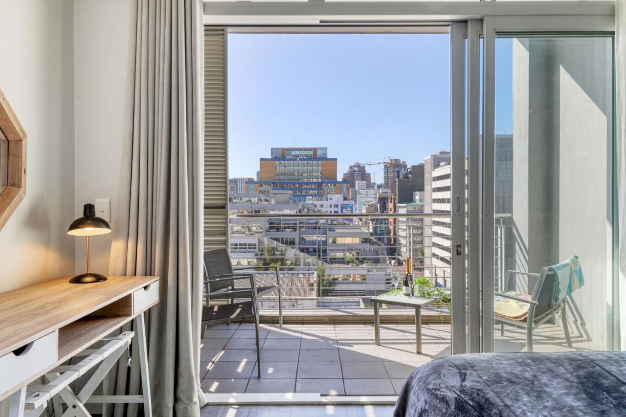 Backup-Powered Colourfull City Balcony Apartment เคปทาวน์ ภายนอก รูปภาพ