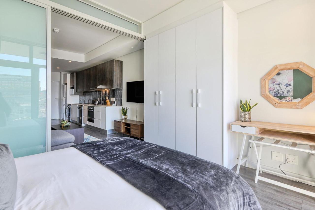 Backup-Powered Colourfull City Balcony Apartment เคปทาวน์ ภายนอก รูปภาพ