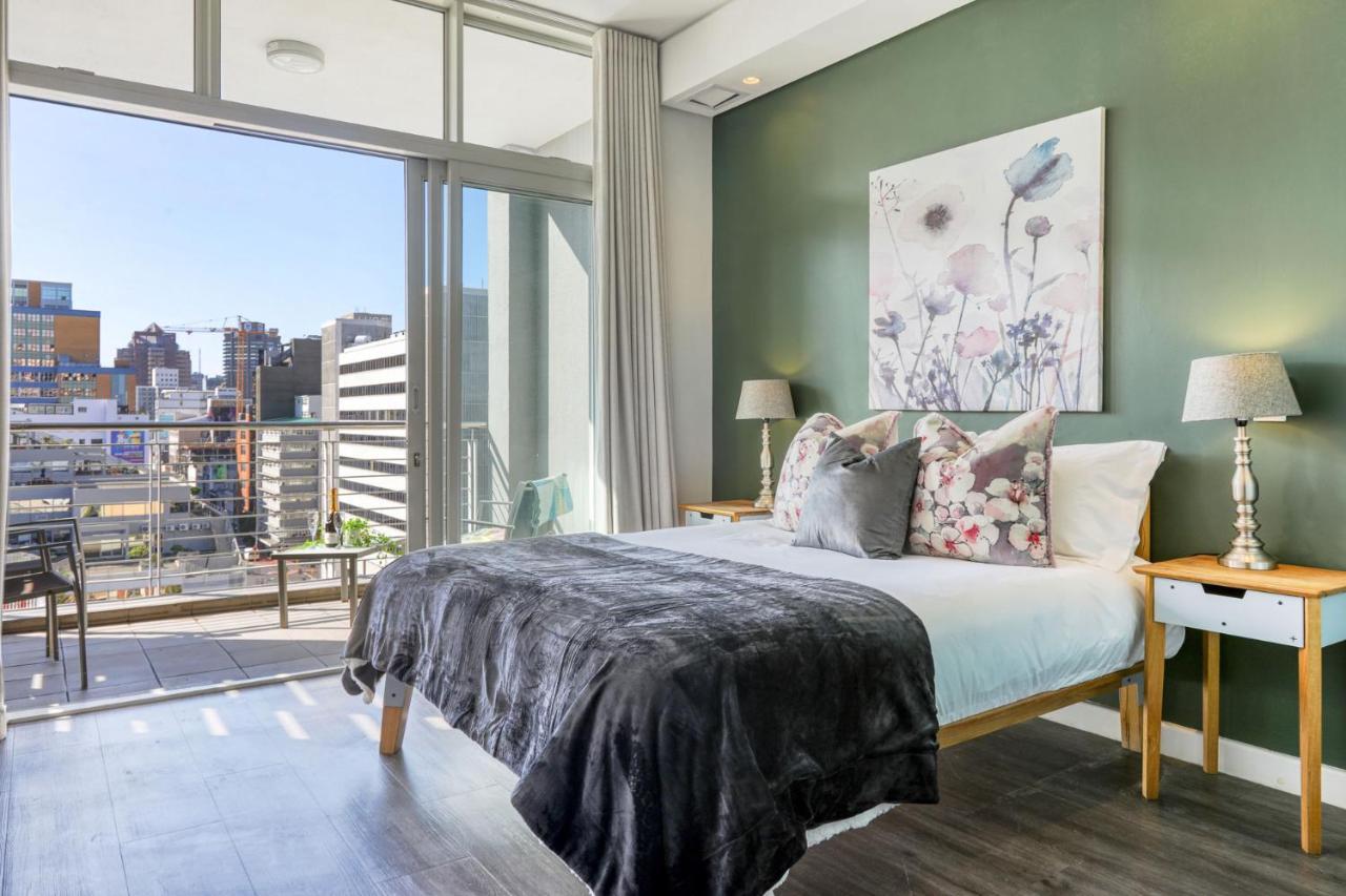 Backup-Powered Colourfull City Balcony Apartment เคปทาวน์ ภายนอก รูปภาพ