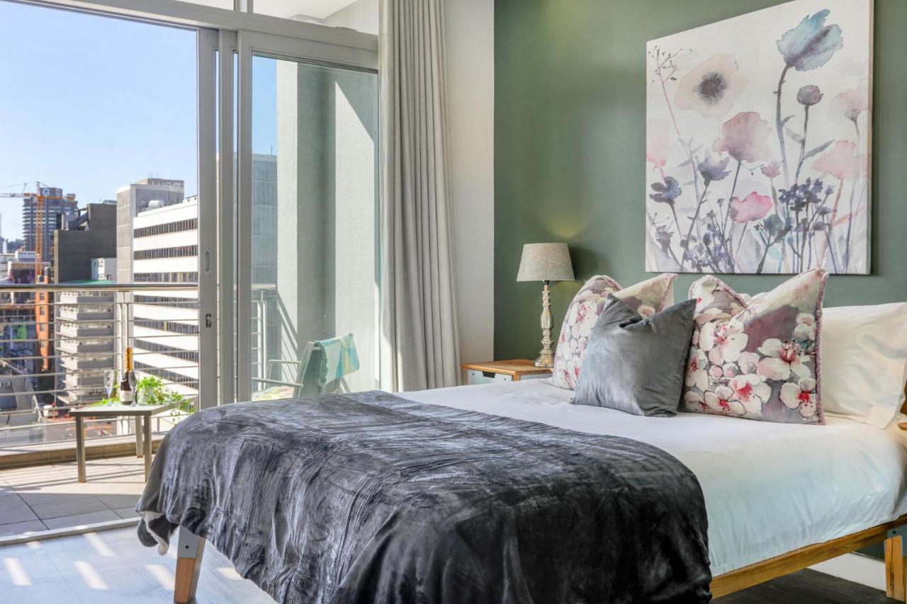 Backup-Powered Colourfull City Balcony Apartment เคปทาวน์ ภายนอก รูปภาพ