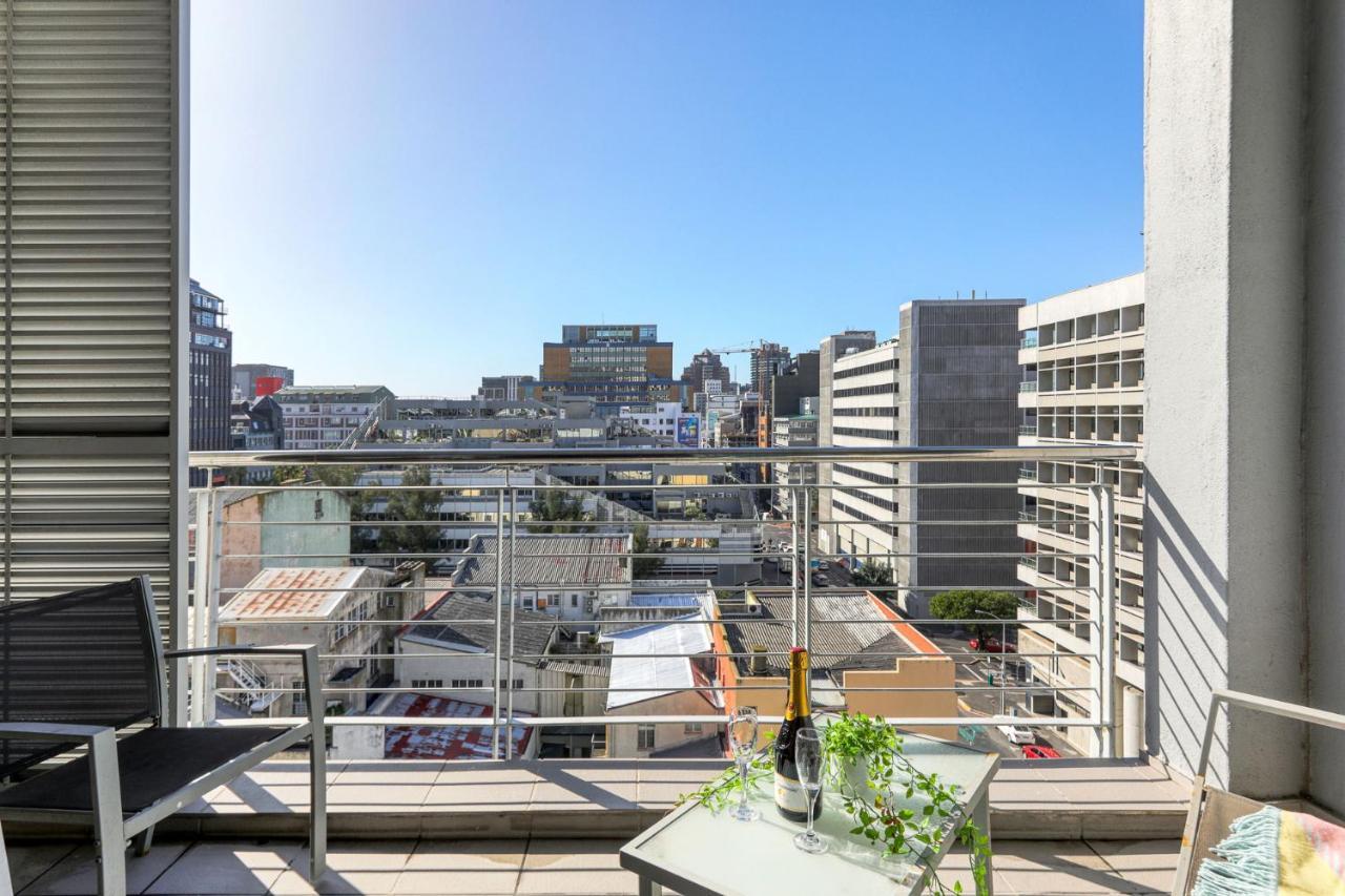 Backup-Powered Colourfull City Balcony Apartment เคปทาวน์ ภายนอก รูปภาพ