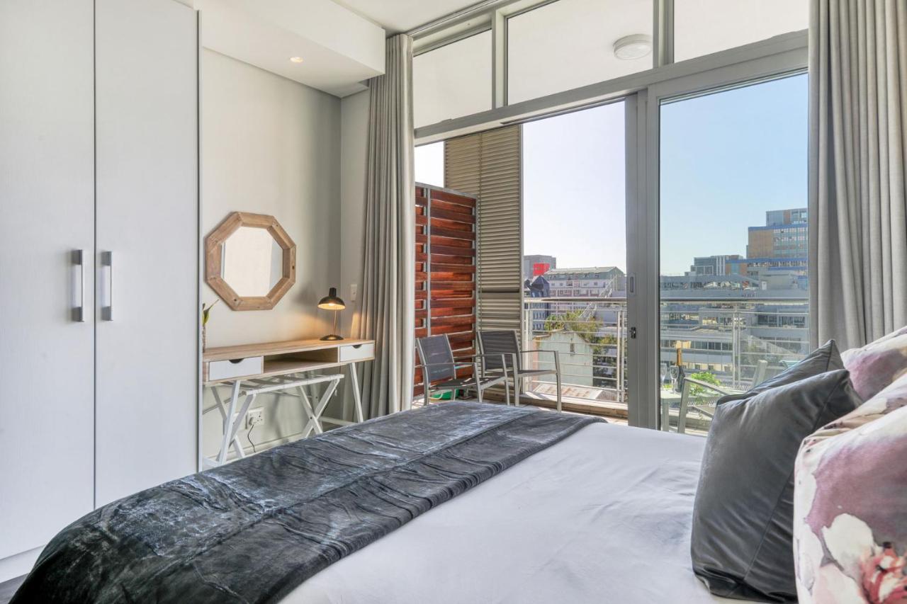 Backup-Powered Colourfull City Balcony Apartment เคปทาวน์ ภายนอก รูปภาพ