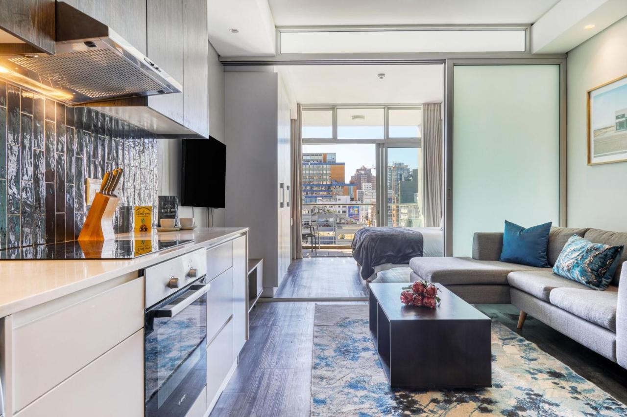 Backup-Powered Colourfull City Balcony Apartment เคปทาวน์ ภายนอก รูปภาพ