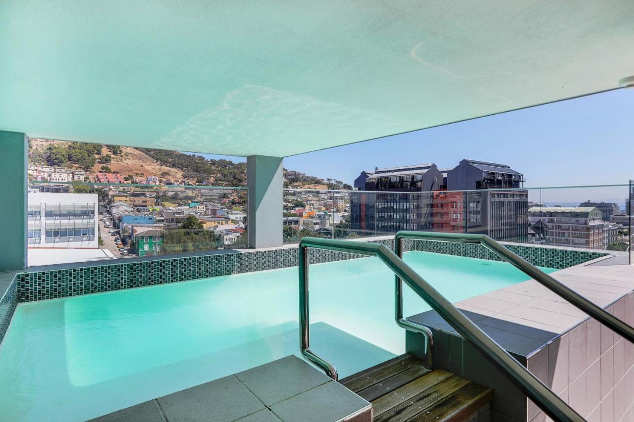Backup-Powered Colourfull City Balcony Apartment เคปทาวน์ ภายนอก รูปภาพ