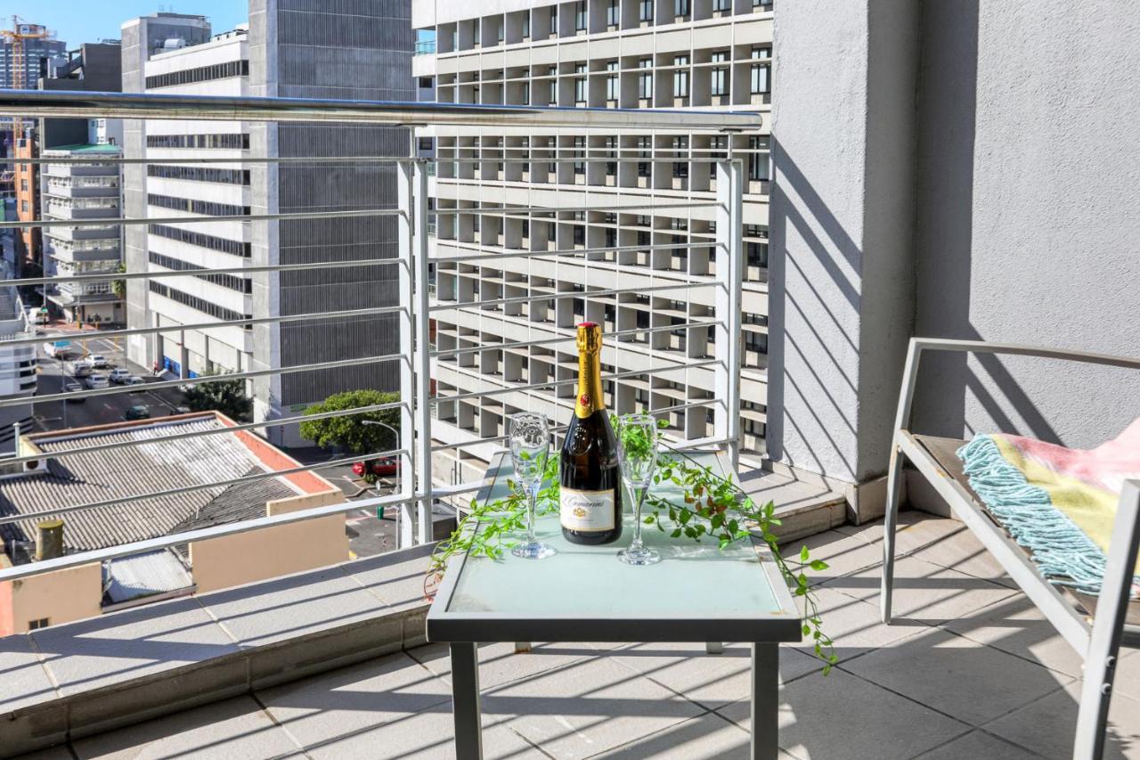 Backup-Powered Colourfull City Balcony Apartment เคปทาวน์ ภายนอก รูปภาพ