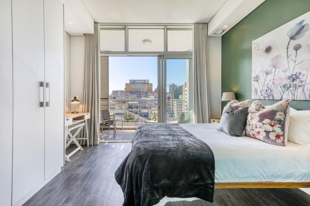 Backup-Powered Colourfull City Balcony Apartment เคปทาวน์ ภายนอก รูปภาพ